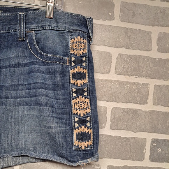 Ariat Denim Boyfriend Shorts Women's 32R Blue Embroidered Aztec Pockets Western - Picture 2 of 15